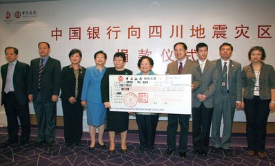 2008年5月14日上午，張燕玲副行長(zhǎng)將一張面額1,000萬(wàn)的現(xiàn)金支票交到了中國(guó)紅十字會(huì)總會(huì)彭珮云會(huì)長(zhǎng)手中，代表中國(guó)銀行向汶川地震受災(zāi)地區(qū)人民捐款。