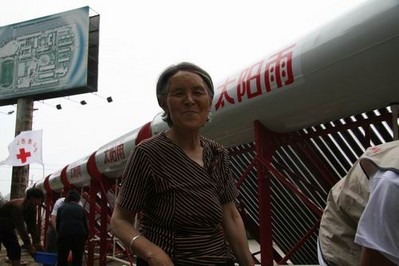 太陽(yáng)雨太陽(yáng)能熱水器及時(shí)進(jìn)駐災(zāi)區(qū)，給當(dāng)?shù)厝嗣竦纳顜?lái)了很大便利