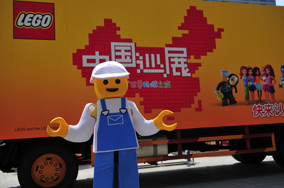 樂高卡車從北京出發(fā)，陸續(xù)開往天津、杭州、武漢等地，為當?shù)睾⒆觽儙g樂和禮品。