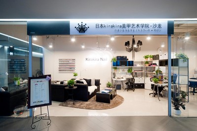 在首屆奢侈品展會現(xiàn)場，參觀者可一睹日本 KiraKira 美甲高級講師 Rachel Lai 的風采，并可就相關時尚問題進行咨詢。