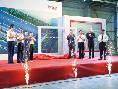 博澤重慶工廠開業(yè)典禮（從左到右）：高軍（長安福特馬自達副總裁）；賀國平（長安集團采購部副部長）；唐念秋（博澤中國區(qū)總裁）；何勇（重慶沙坪壩區(qū)區(qū)委常委、常委副區(qū)長）；施博格（博澤亞太區(qū)總裁）；付長生（重慶沙坪壩區(qū)副區(qū)長）； Wolfgang Beuck (重慶博澤工廠總經理）；傅鵬九（沃爾沃成都工廠副總經理）。