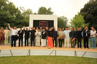 依文倫敦時(shí)裝秀攜手中國商界領(lǐng)袖、奧運(yùn)冠軍和藝術(shù)家，向世人展示了中國文化的魅力與價(jià)值。（攝影陳功）