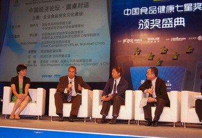 在上海舉辦的第二屆“中國食品健康七星獎(jiǎng)”頒獎(jiǎng)典禮上，沃爾瑪中國首席合規(guī)官駱啟德（左二）與獲獎(jiǎng)企業(yè)嘉賓就食品安全話題進(jìn)行了交流