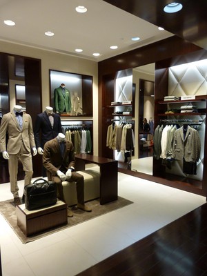 TOMBOLINI秉承意大利服飾優(yōu)雅、簡潔的理念，凸顯莊重、典雅的個性品位，以華麗時尚的面料、卓爾不凡的設(shè)計、精雕細琢的工藝，備受歐洲上流人士的青睞和推崇