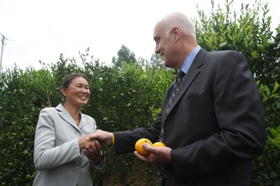 沃爾瑪中國公司事務(wù)高級副總裁博睿（右）考察大理項目基地，并與農(nóng)戶和受資助婦女進行深入交流，了解他們的需求。