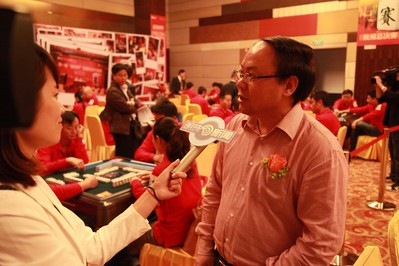 圖四 松岡機電（中國）有限公司常務(wù)副總經(jīng)理鄭忠良接受媒體采訪