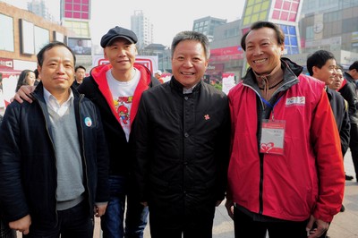 （從左至右）上海市血液中心主任朱永明、觸動傳媒創(chuàng)始人兼執(zhí)行主席馮暉中、上海市副市長沈曉明、“獻血達人”陳澤人