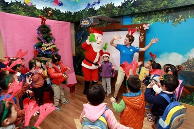 孩子們一起學(xué)唱圣誕英文歌曲，并練習(xí)用英語來自信交流（*圖片攝于陸家嘴中心）