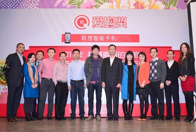 觸動(dòng)傳媒聯(lián)合首席執(zhí)行官歐陽伯康先生和聯(lián)想MIDH開放市場(chǎng)運(yùn)營管理兼新通路業(yè)務(wù)總經(jīng)理賀盛芬女士與京東商城、凡客誠品、當(dāng)當(dāng)網(wǎng)等11家獲獎(jiǎng)電商合影