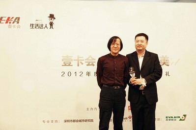 兩岸三地知名文化學(xué)者胡野秋為新聞漫畫(huà)達(dá)人顏慶雄頒獎(jiǎng)，他認(rèn)為這個(gè)時(shí)代需要平凡人來(lái)對(duì)生活目標(biāo)進(jìn)行修正。