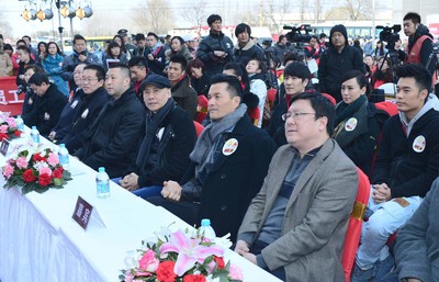 出席活動(dòng)領(lǐng)導(dǎo)和嘉賓：（從遠(yuǎn)至近）北京市海淀區(qū)獻(xiàn)血辦公室主任趙宇、春晚童星鄧鳴賀的爺爺鄧慶華、北京市血液中心黨委書記張建利、北京市衛(wèi)生局副巡視員趙濤、風(fēng)行網(wǎng)副總裁佘清舟、觸動(dòng)傳媒創(chuàng)始人馮暉中、觸動(dòng)傳媒榮譽(yù)主席呂良偉、中國國際公關(guān)協(xié)會(huì)常務(wù)副會(huì)長兼秘書長趙大力