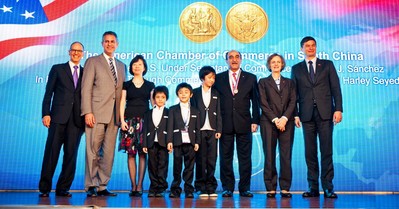 哈利會長一家與桑切斯副部長、蔡瑞德公使、郭瑾總領(lǐng)事及黃德昌商務(wù)領(lǐng)事合影