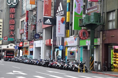 無(wú)論機(jī)車、轎車、自行車，無(wú)論多么狹窄的街道，都停得整齊劃一。