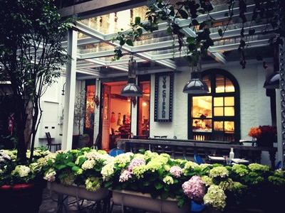 街邊分布著各種特質(zhì)鮮明的書(shū)店、酒吧、手工店、設(shè)計(jì)品店，小小的店面經(jīng)營(yíng)得極度用心和精致。