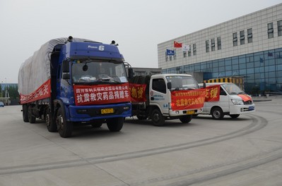 滿(mǎn)載急救藥品的貨車(chē)駛?cè)朊裾恐醒刖葹?zāi)物資成都儲(chǔ)備庫(kù)