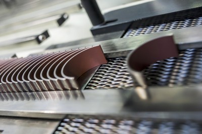 高分子涂層發(fā)動機(jī)軸瓦 IROX(R) 可以在高效增壓直噴發(fā)動機(jī)上承受較高的機(jī)械載荷，并解決啟停式發(fā)動機(jī)頻繁重啟導(dǎo)致的潤滑難題。