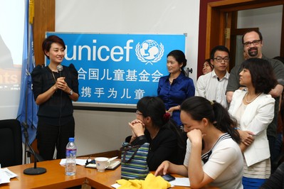 2013年5月18日，聯(lián)合國兒童基金會母乳喂養(yǎng)和早期兒童發(fā)展倡導者馬伊琍在“母愛10平方”母乳喂養(yǎng)宣傳活動工作坊現(xiàn)場和參會人員交流