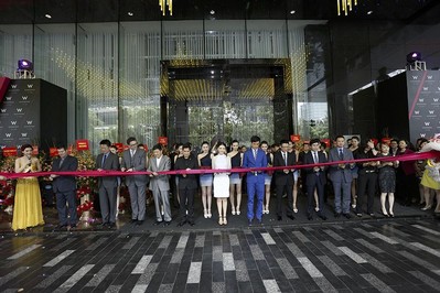 從左到右：Brian Segrave, 廣州W酒店總經(jīng)理；劉偉立，喜達(dá)屋酒店與度假村集團(tuán)亞太區(qū)資深副總裁，設(shè)計(jì)與工程籌劃；Paul James羅健，W 全球酒店、瑞吉酒店與度假村及豪華精選全球品牌領(lǐng)導(dǎo)人；錢進(jìn)，喜達(dá)屋酒店與度假村集團(tuán) 大中華區(qū)總裁；Stephen Ho何國祥，喜達(dá)屋酒店與度假村國際集團(tuán)亞太區(qū)總裁；影星高圓圓和吳彥祖；孔健濤，合景泰富房公司執(zhí)行董事兼行政總裁；孔健楠，合景泰富房公司執(zhí)行董事兼執(zhí)行副總裁；徐錦添，合景泰富公司執(zhí)行董事、首席財(cái)務(wù)官兼公司秘書；李建明，合景泰富公司執(zhí)行董事、集團(tuán)運(yùn)營管理部副總裁兼華南片區(qū)總經(jīng)理；黃薇陵，合景泰富酒店投資發(fā)展部總監(jiān)及園林設(shè)計(jì)部總監(jiān)。