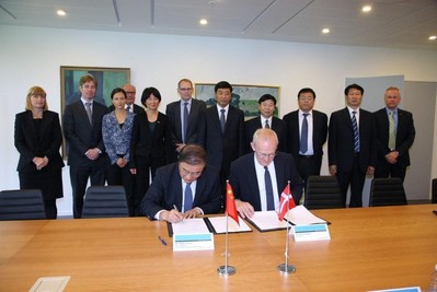 王強(qiáng)副主任與托普索公司董事長Henrik Topsoe先生在托普索公司總部的簽字儀式