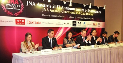 （左起）Gubelin集團(tuán)Helen Molesworth；以色列鑽石行業(yè)協(xié)會(huì)市場(chǎng)總監(jiān)Nissim Palomo；《亞洲珠寶》英文版JNA創(chuàng)刊人暨亞洲博聞珠寶業(yè)務(wù)拓展總監(jiān)周美麗；亞洲博聞高級(jí)副總裁狄沃夫；周大福珠寶集團(tuán)有限公司執(zhí)行董事孫志強(qiáng)；KARP Jewellery董事Smit Virani及羅伯特溫集團(tuán)Richard Wan。