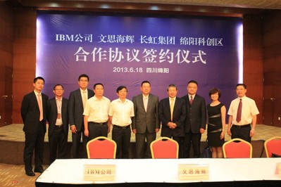 文思海輝董事長(zhǎng)陳淑寧（右四）及高級(jí)副總裁、大中華區(qū)業(yè)務(wù)及應(yīng)用咨詢(xún)事業(yè)部總經(jīng)理黎杰（右三）出席簽約儀式