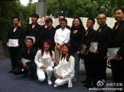 馬云、李連杰、夏華共同推廣太極禪，在淘寶大學(xué)悟道之旅中，為十佳淘寶大賣家頒發(fā)了太極禪云手一段證書，并與全球十佳網(wǎng)商以及淘女郎一起體禪悟道