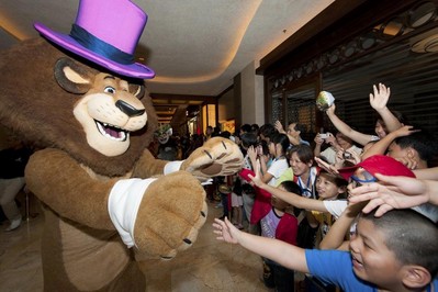 大批興奮的訪客於星期日在金沙城中心舉行的「金光大道度假區(qū) ─ 體驗(yàn)夢(mèng)工場」啟動(dòng)儀式上觀看夢(mèng)工場巨星大巡遊。由7月1日起，金光大道度假區(qū)的訪客將可於每天在金沙廣場地面層欣賞這個(gè)巡遊表演。