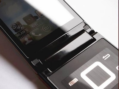 機身轉(zhuǎn)軸角度為170度，在通話時能很好的貼住面部。