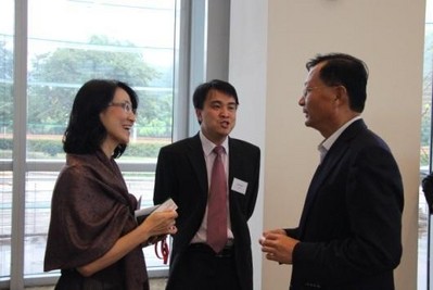 （從左至右）華僑銀行（中國）首席執(zhí)行官康惠珍、華僑銀行個人銀行部總經理李徽徽、青島啤酒集團董事長孫明波