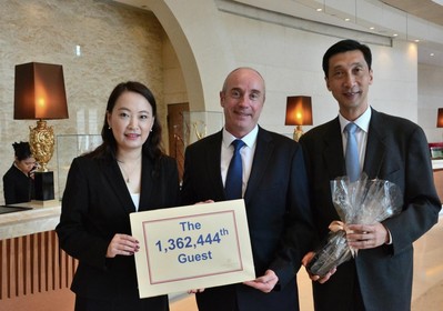 港島海逸君綽酒店在慶祝開業(yè)四周年活動期間，總經(jīng)理鄒祖耀和營業(yè)及市場總監(jiān)周濤為第1,362,444位客人頒發(fā)紀念品。