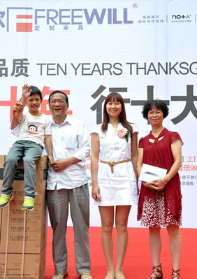 福萊威爾總裁為一、二等獎(jiǎng)獲獎(jiǎng)?wù)哳C發(fā)獎(jiǎng)品