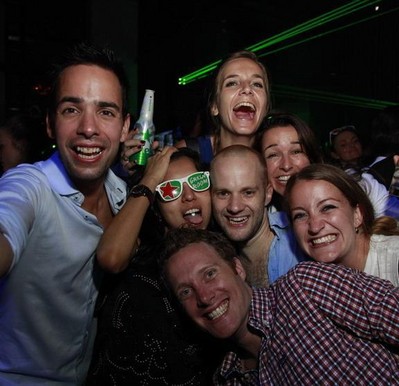 喜力新瓶Club Bottle發(fā)布當(dāng)晚，各路潮人匯聚上海，點(diǎn)燃“潮音綠動(dòng) 星情激蕩”的獨(dú)特體驗(yàn)