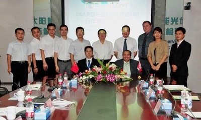 CSA 集團與國家太陽能光伏產(chǎn)品質(zhì)量監(jiān)督檢驗中心簽署光伏領(lǐng)域合作協(xié)議。前排左至右：國家光伏質(zhì)檢中心主任吳建國先生（圖左）CSA 集團總裁兼首席執(zhí)行官 Ash Sahi 先生 （圖右）；后排：CSA 集團與國家太陽能光伏產(chǎn)品質(zhì)量監(jiān)督檢驗中心工作人員