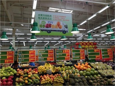 各種優(yōu)質(zhì)水果通過(guò)沃爾瑪生鮮配送中心每天新鮮送達(dá)門店。