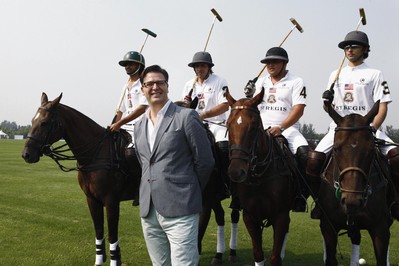 瑞吉酒店及度假村、豪華精選酒店及度假村和W酒店全球品牌領(lǐng)導(dǎo)人羅健（Paul James）先生與瑞吉品牌贊助球隊(duì)美國隊(duì)球手合影