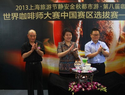 中間人物：上海市旅游局 副局長 程梅紅  左邊人物：上海梅龍鎮(zhèn)廣場有限公司 董事、副總經(jīng)理 陸宏慶  右邊人物：區(qū)人大副主任，區(qū)總工