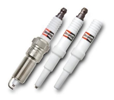 與之前的火花塞設(shè)計(jì)相比，輝門(mén)最新研制的SureFire Plus<br />陶瓷材料能夠承受更高電壓，進(jìn)而增加缸壓，<br />從而提高發(fā)動(dòng)機(jī)性能和燃油效率，同時(shí)減少CO2排放量。