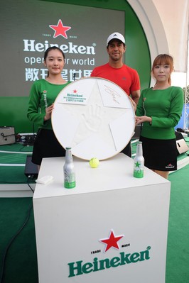 球員沃達(dá)斯科賽后來到喜力啤酒花園與球迷零距離見面，并留下他的手印與簽名。