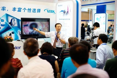 北京同仁醫(yī)院盧海教授在現(xiàn)場(chǎng)介紹MERLIN&reg;接觸眼科手術(shù)觀察系統(tǒng)