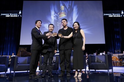 七匹狼創(chuàng)始人周少雄、賈樟柯導(dǎo)演、建筑設(shè)計(jì)師馬巖松、尊尼獲加品牌總監(jiān)符秀婷女士共同合影