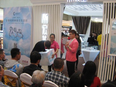 “克拉女人，珍愛網(wǎng)相擁”，參與活動的會員正在抽取克拉美鉆大獎