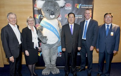 新南威爾士州副州長(zhǎng)安德魯-斯托納歡迎因中國(guó)南航開(kāi)通首條飛往澳大利亞的 A380 航線到訪悉尼的中國(guó)南航董事長(zhǎng)司獻(xiàn)民。