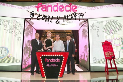 瑞麗當(dāng)家名模 AYUKI與京基百納商業(yè)有限公司深圳KKMAL店總經(jīng)理張志斐，安莉芳深圳事業(yè)部總監(jiān)戴峻松，安莉芳深圳辦事處經(jīng)理周帥、共同為芬狄詩(shī)POP UP STORE藝術(shù)概念店開幕