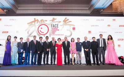 左起2012環(huán)球小姐、威華鞋業(yè)總經(jīng)理梁賀程、BBC國際執(zhí)行總經(jīng)理Lawrence Yang、紅森公司董事長林智榮、達(dá)芙妮國際控股有限公司主席陳英杰、鞋柜“天使的足跡”公益形象代言人任賢齊、FACE主席Jim Issler、“中國美基金”代表靳羽西、“新華愛心教育基金會(huì)”理事長張君達(dá)、“國立愛心基金”代表種丹妮、“愛的痕跡教育計(jì)劃”創(chuàng)辦人姜育恒、“中國殘疾人福利基金會(huì)”副理事長邢建緒先生、“音樂之帆”創(chuàng)辦人柴亮、中國行動(dòng)計(jì)劃代表Mr. Andrew