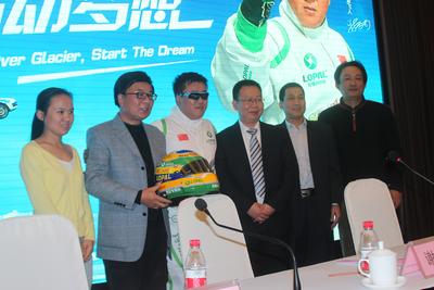 從左依次：搜狐網(wǎng)新聞副總編周蓉、中央電視臺著名主持人韓喬生、飛越車手謝雨均、活動(dòng)主辦方--江蘇龍?bào)词偨?jīng)理石俊峰、活動(dòng)協(xié)辦方--黑龍江省黑河市旅游局常務(wù)副局長張寶紅、活動(dòng)支持方--江蘇大唐靈獅廣告有限公司總經(jīng)理吳綱