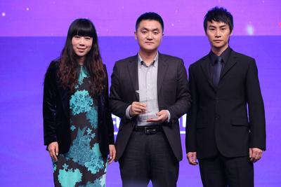 徐詩、陳虎為獲獎人程維頒獎（由聯(lián)合創(chuàng)始人吳睿代領）