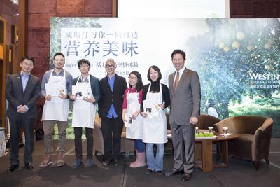 廣交會威斯汀酒店總經(jīng)理車炳新（左一）、知名美食家歐陽應(yīng)霽（左四）與廣州海航威斯汀酒店總經(jīng)理鄭國良（右一）為獲獎媒體嘉賓頒獎