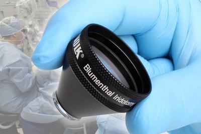 沃愛康（Volk）與著名醫(yī)生合作，為虹膜切開術(shù)設(shè)計<br />新一代的Blumenthal虹膜切開鏡