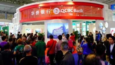 圖為西博會(huì)華僑銀行（中國(guó)）展臺(tái)前新加坡特色娘惹舞表演，聚集眾多觀眾駐足觀看。