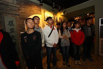 圖為華僑銀行（中國）“未來英才體驗營”活動中，營員參觀復(fù)旦大學(xué)校史館。